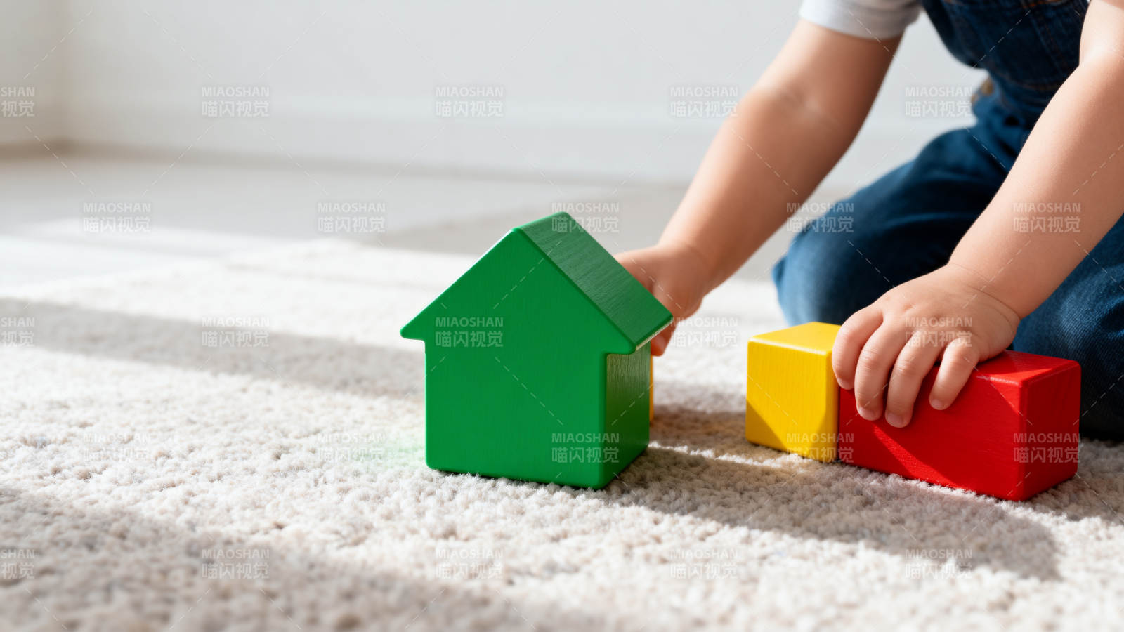 童手搭积木小屋图片