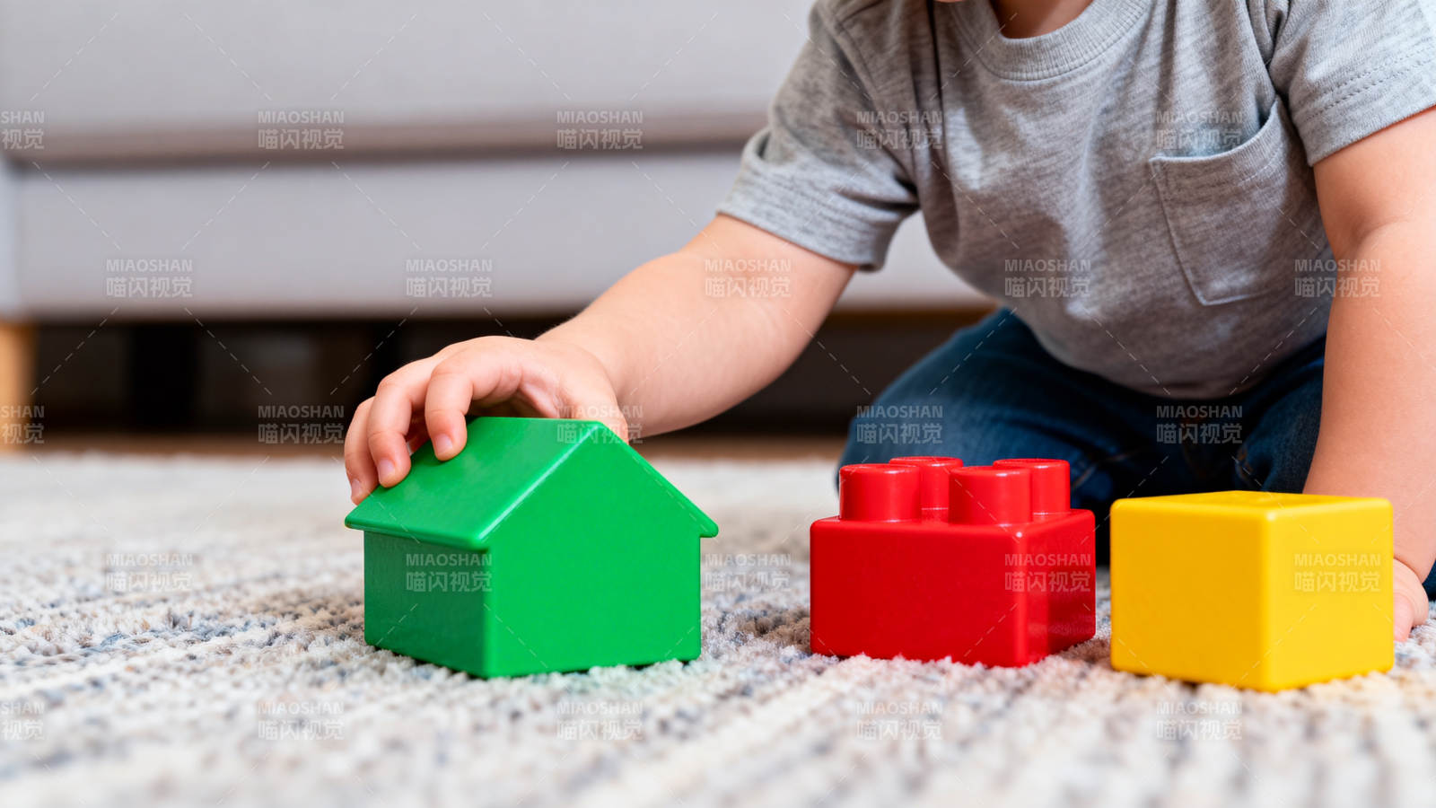 孩子玩积木建小屋图片