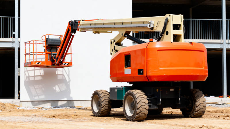 橙色高空作业车图片