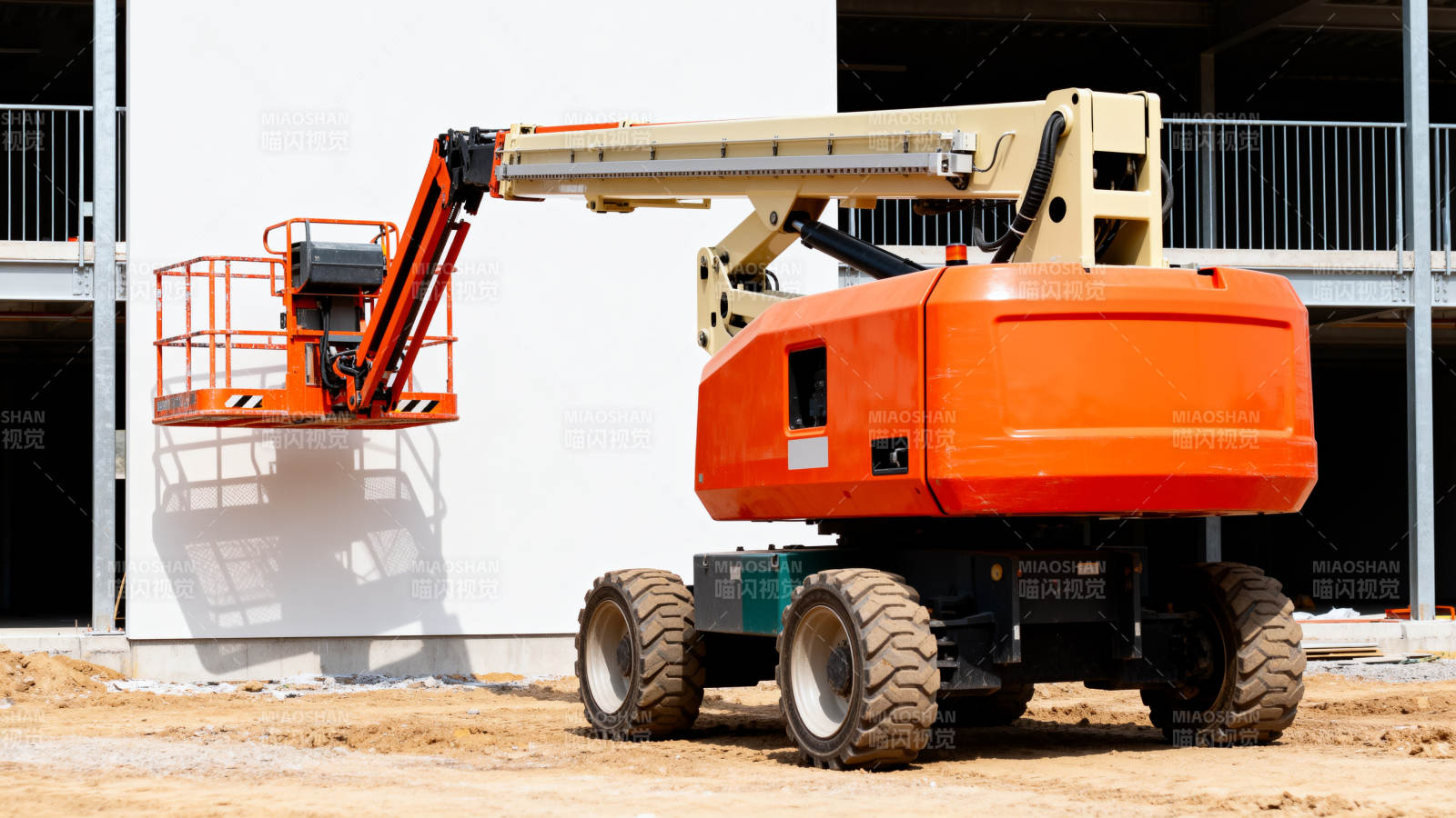 橙色高空作业车图片