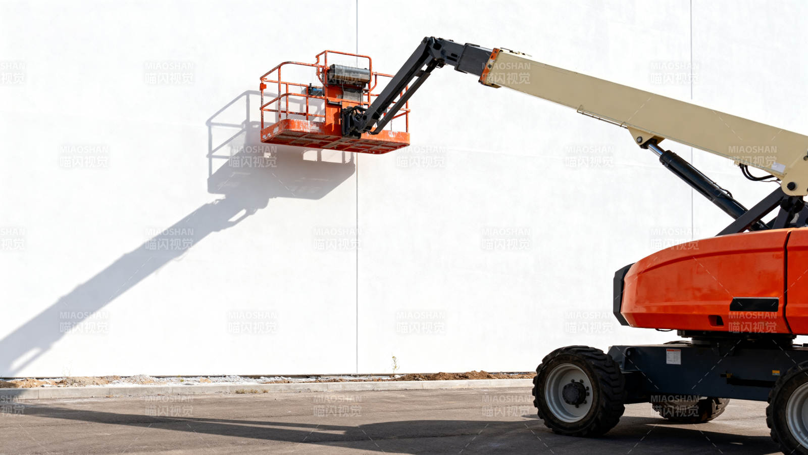 高空作业车工作场景图片