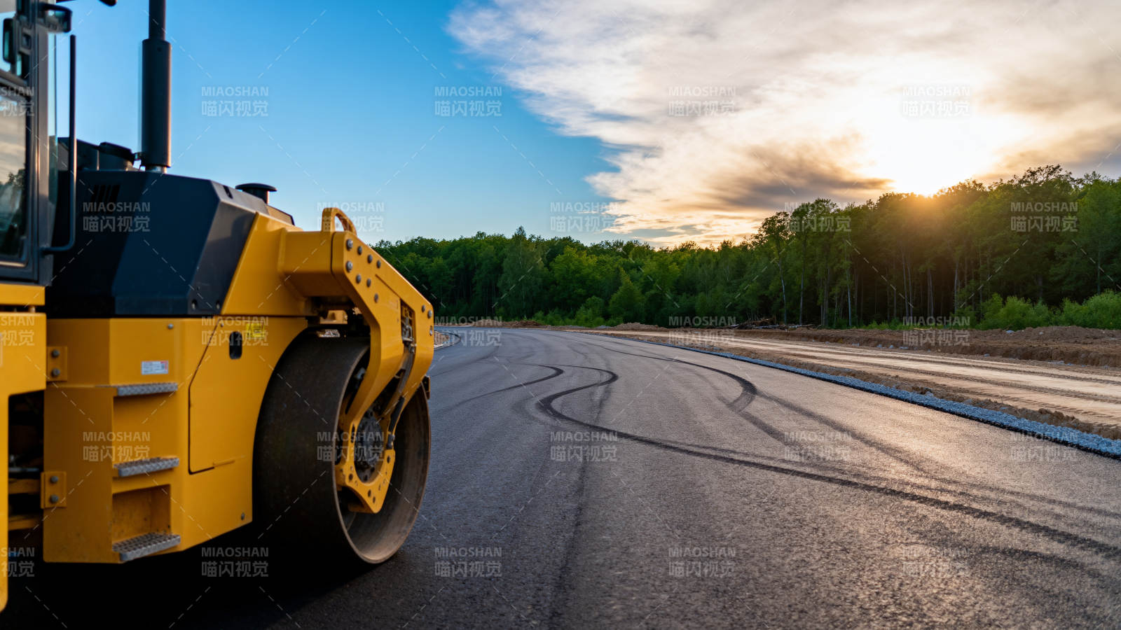 压路机铺设新路图片