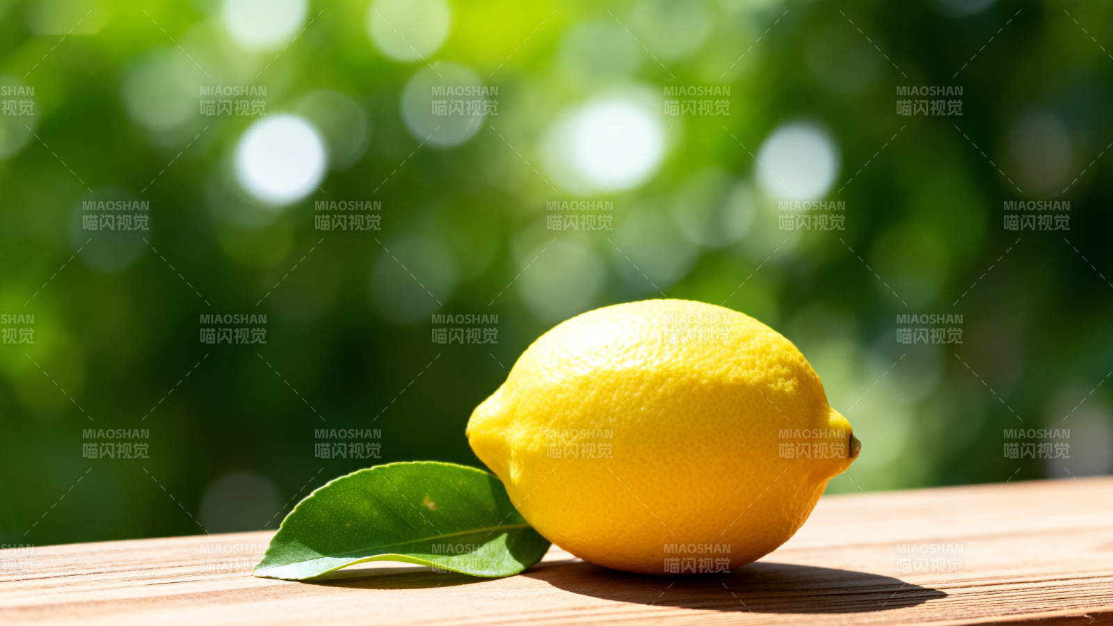 柠檬静置于木桌图片