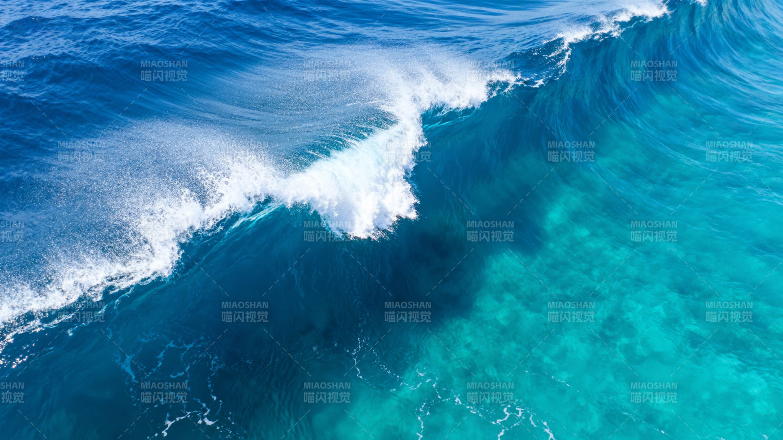 碧海巨浪翻涌图片