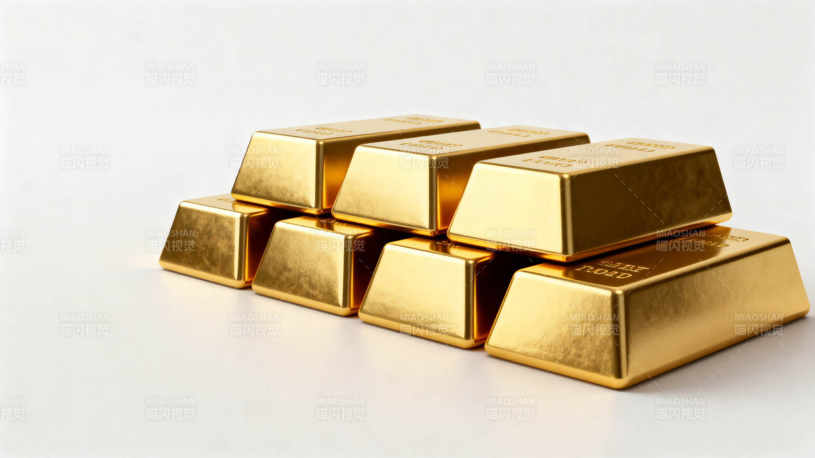 金条堆叠闪耀光芒图片