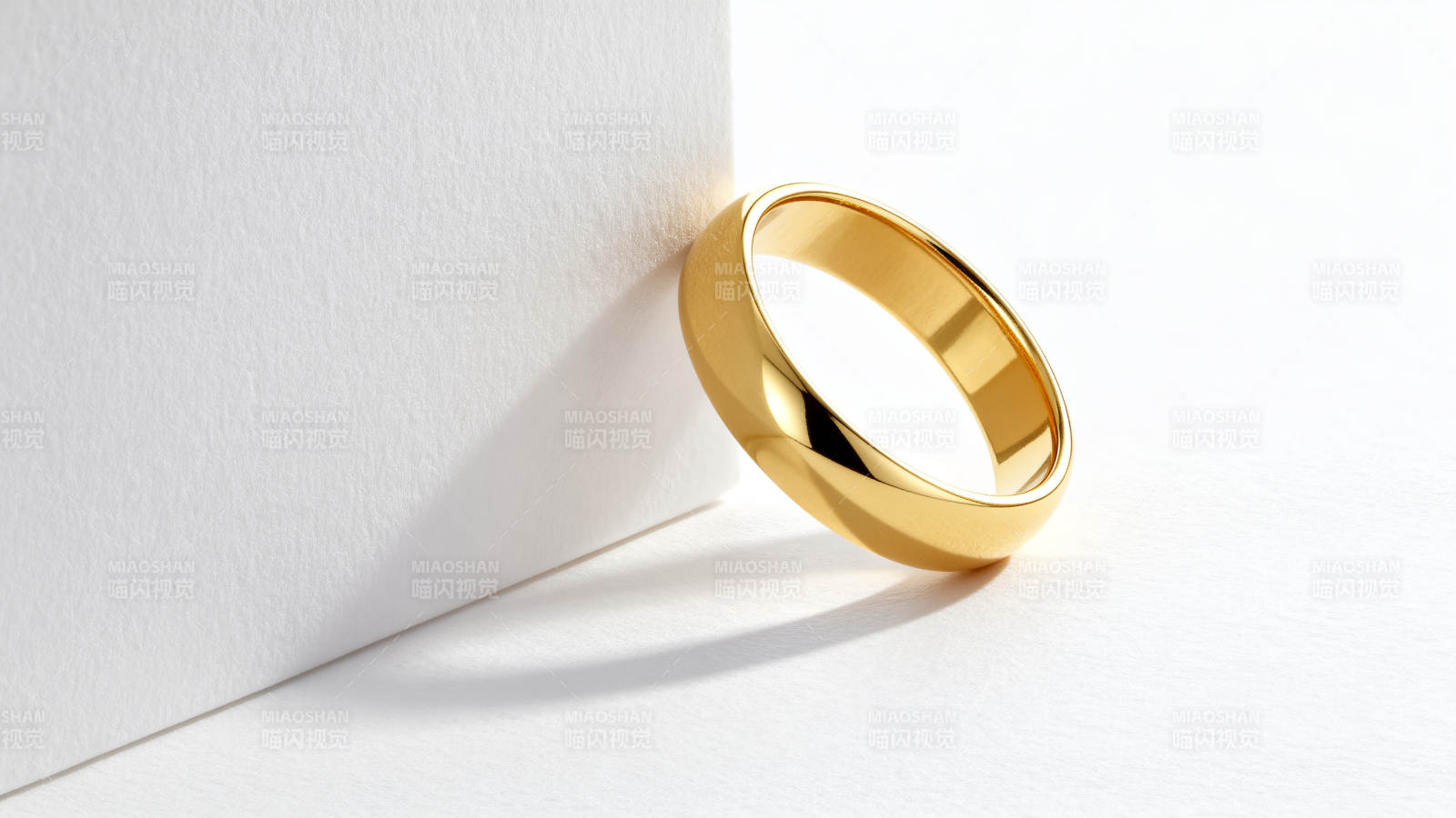 金色婚戒静置角落图片