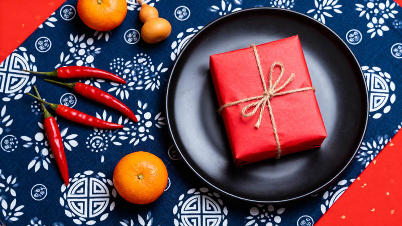 红礼盒与年味装饰图片