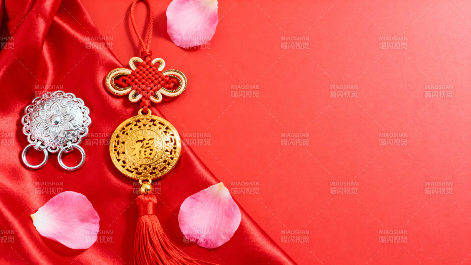 新春福饰 红绸花影图片