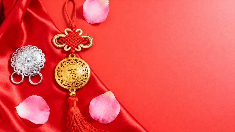 新春福饰 红绸花影图片