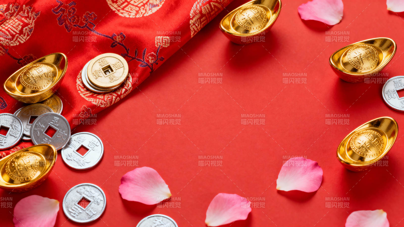 金元宝与花瓣红布图片
