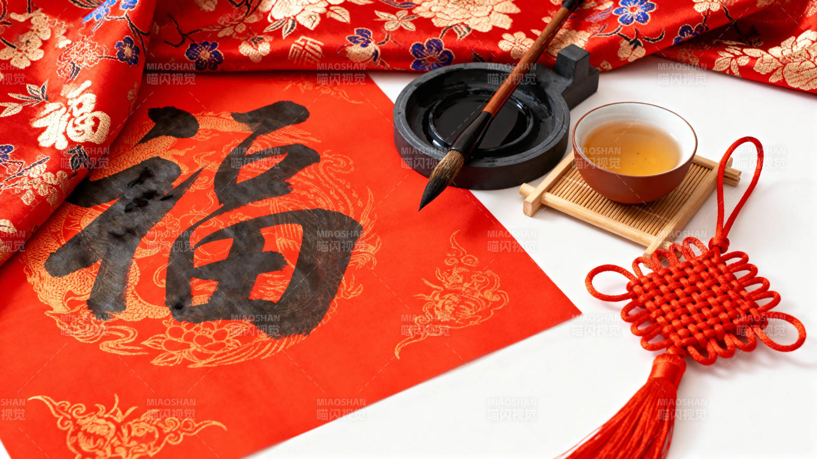 福字春联与茶香图片