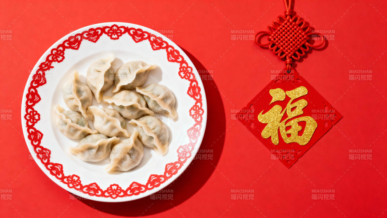 福字旁的饺子图片