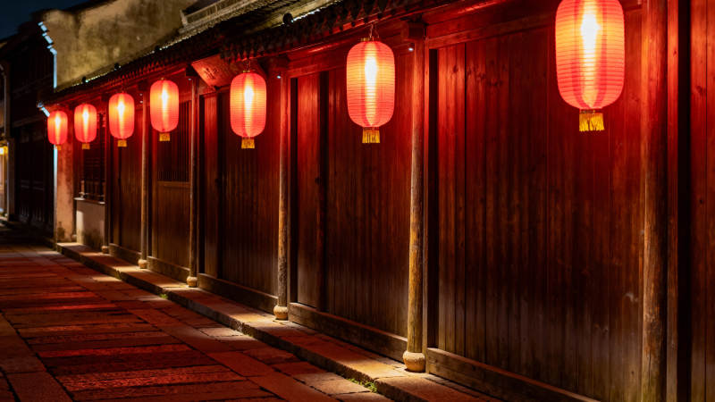 红灯映木巷夜景图片