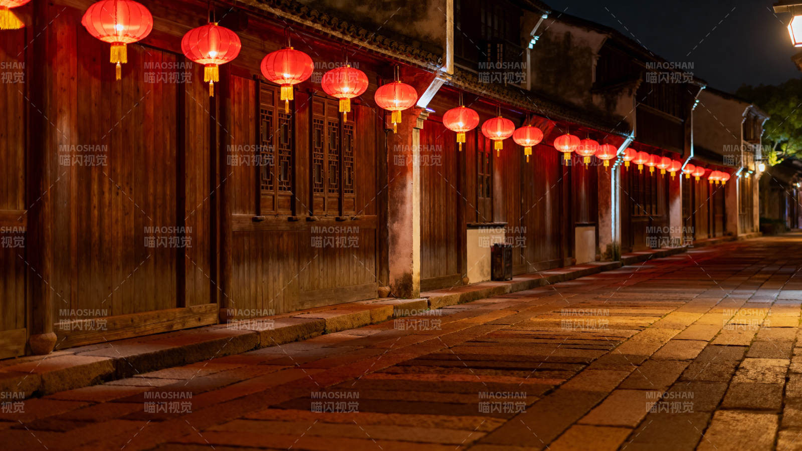 古街夜景红灯笼图片