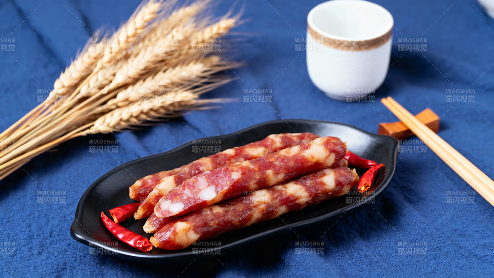 香肠配辣椒 美味诱人图片