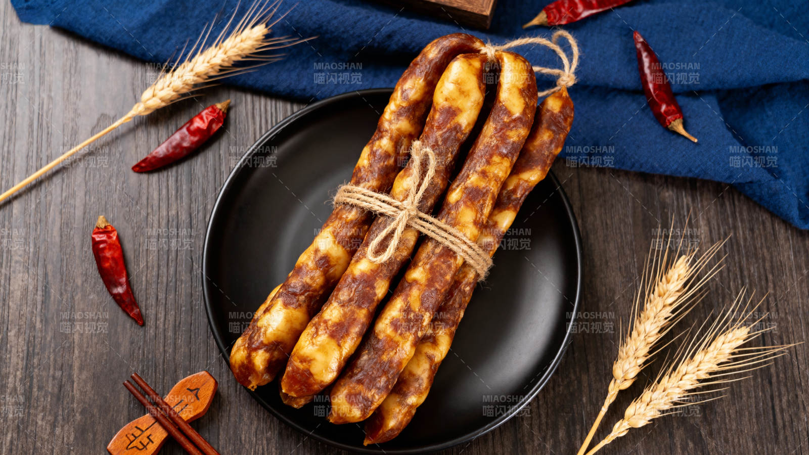 香肠配辣椒与麦穗图片