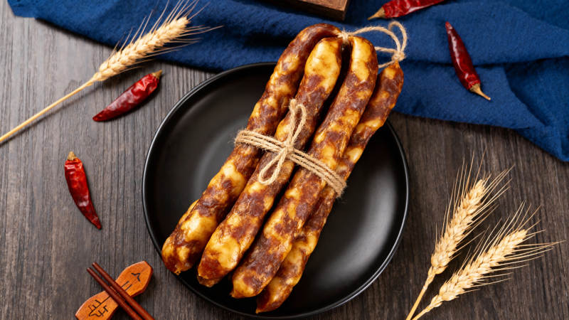 香肠配辣椒与麦穗图片