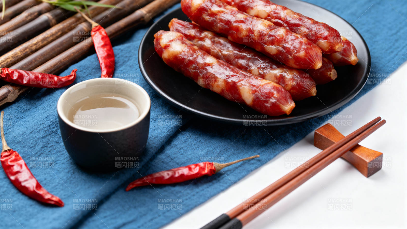 香肠配辣酱 美味下酒菜图片