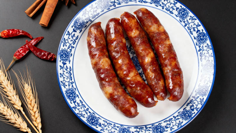 香肠配辣椒与麦穗图片