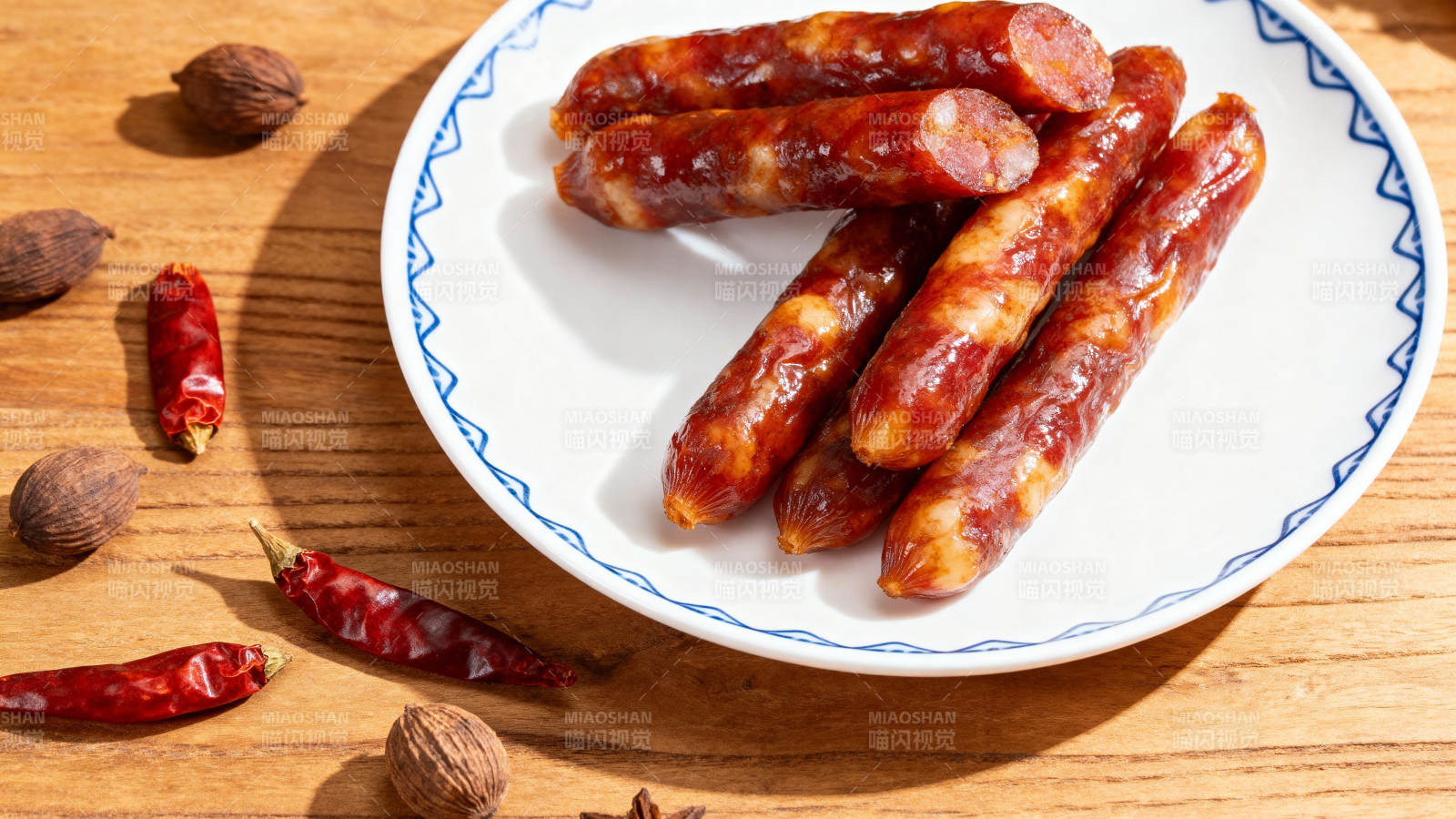 香肠配辣椒坚果图片