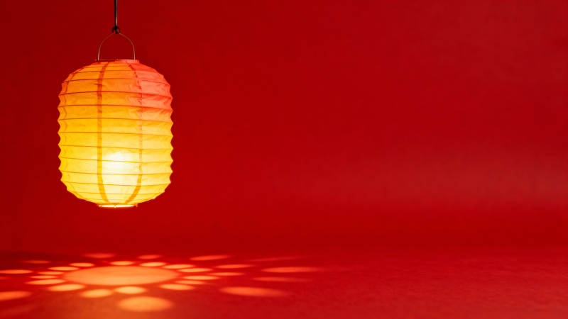 红灯映影图片