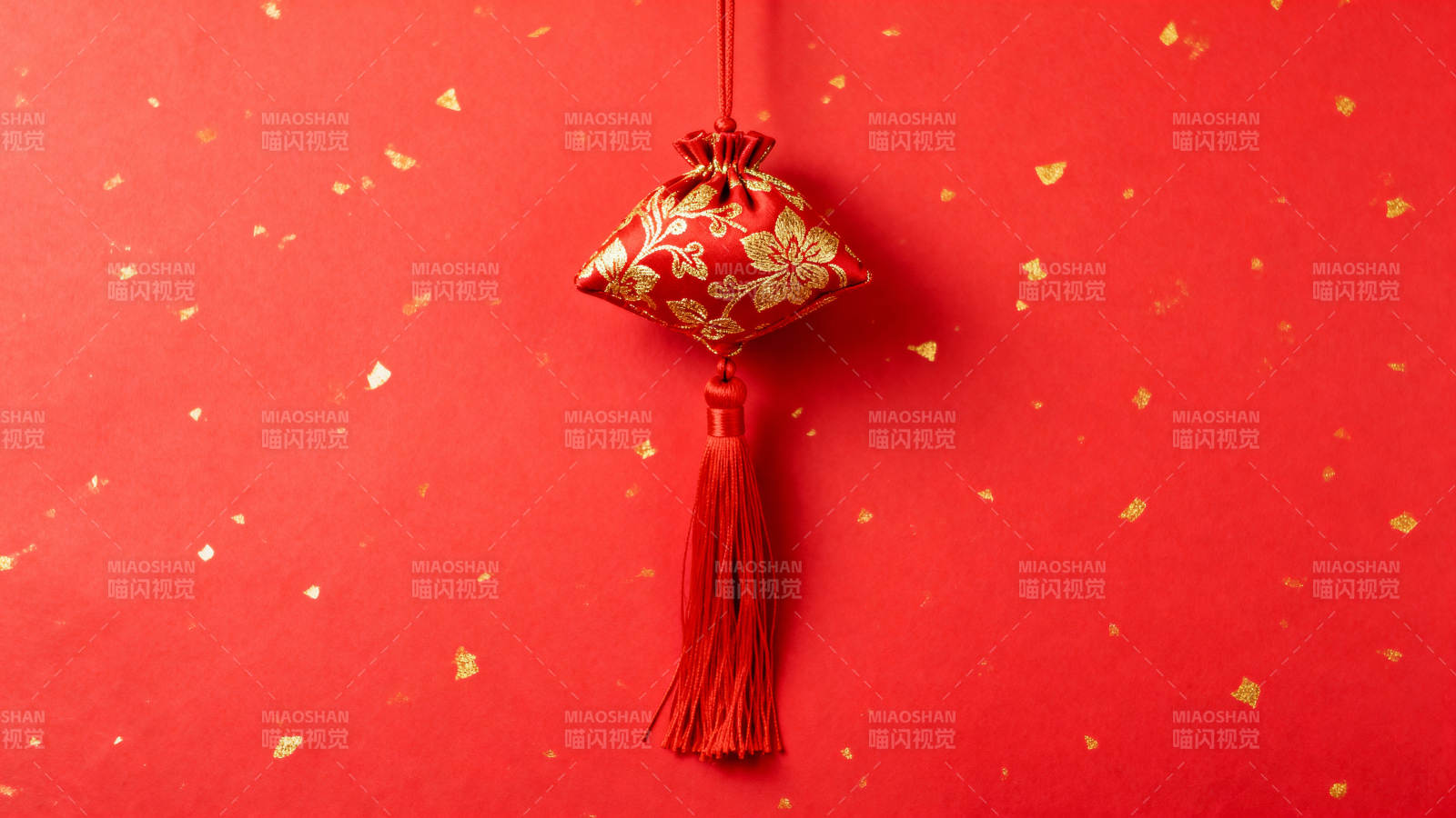 红底金花香囊挂饰图片