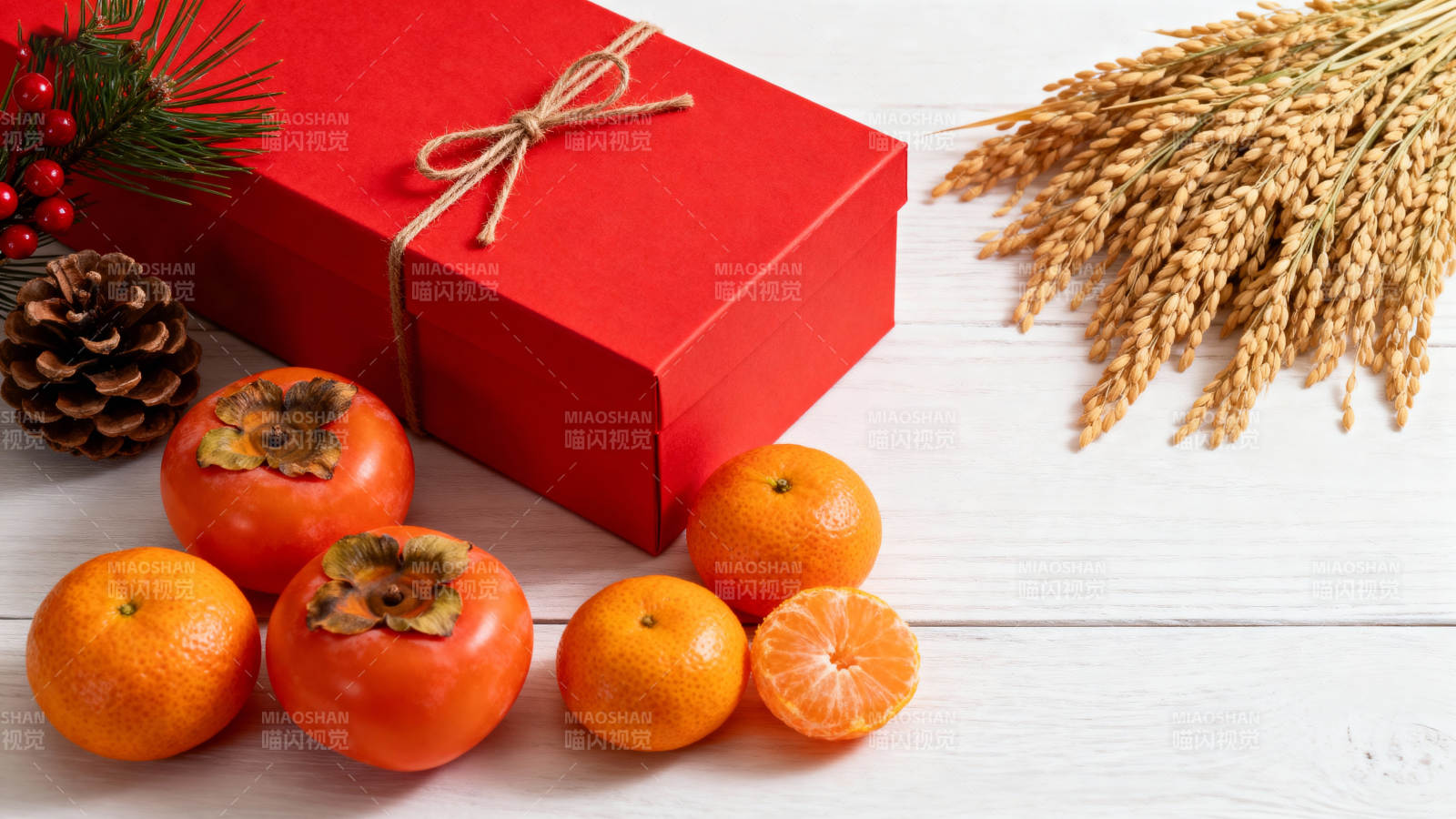 圣诞礼盒与果实图片