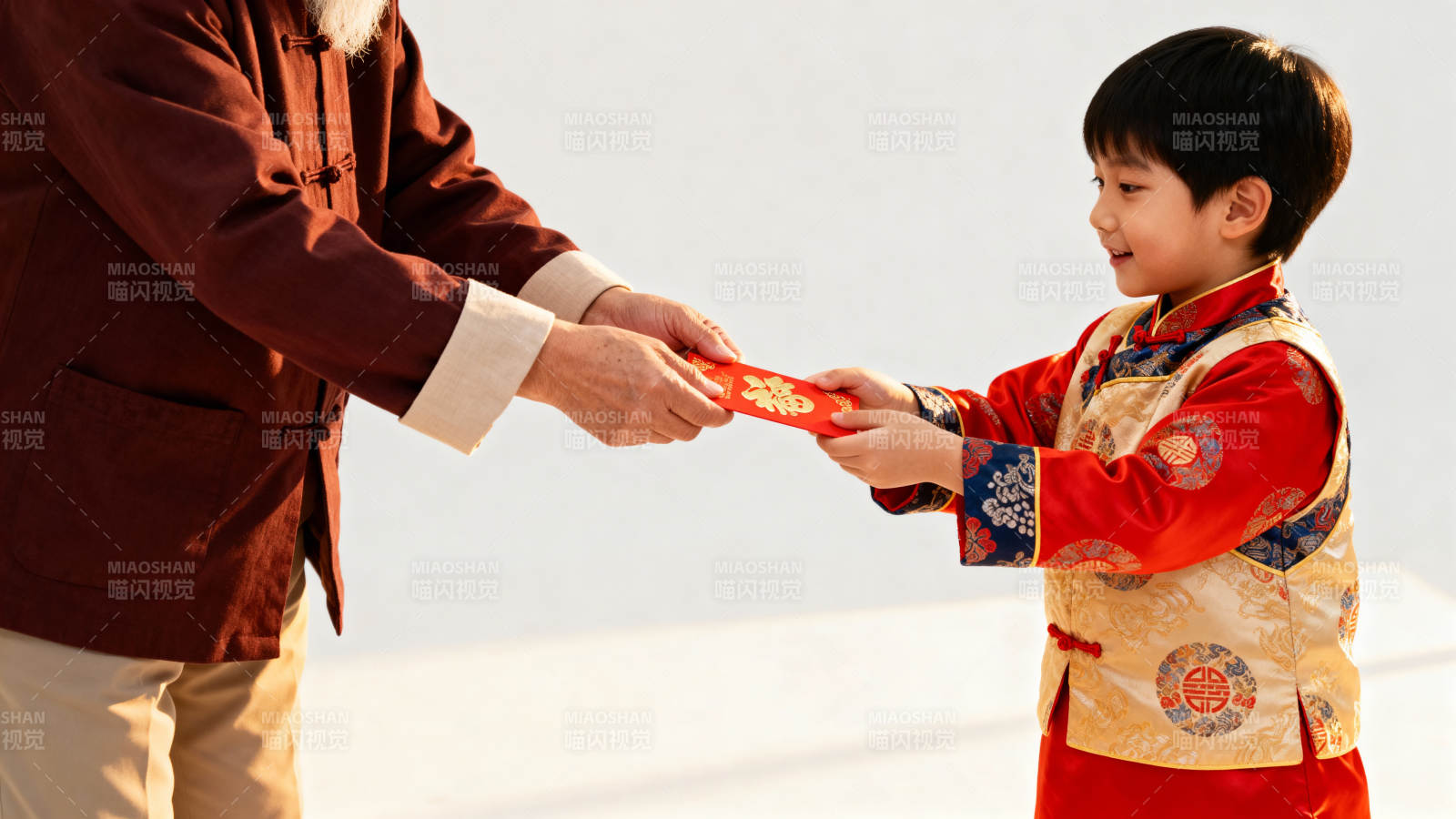 长辈递红包给小孩图片