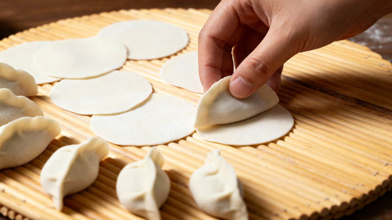 包饺子的手艺展示图片