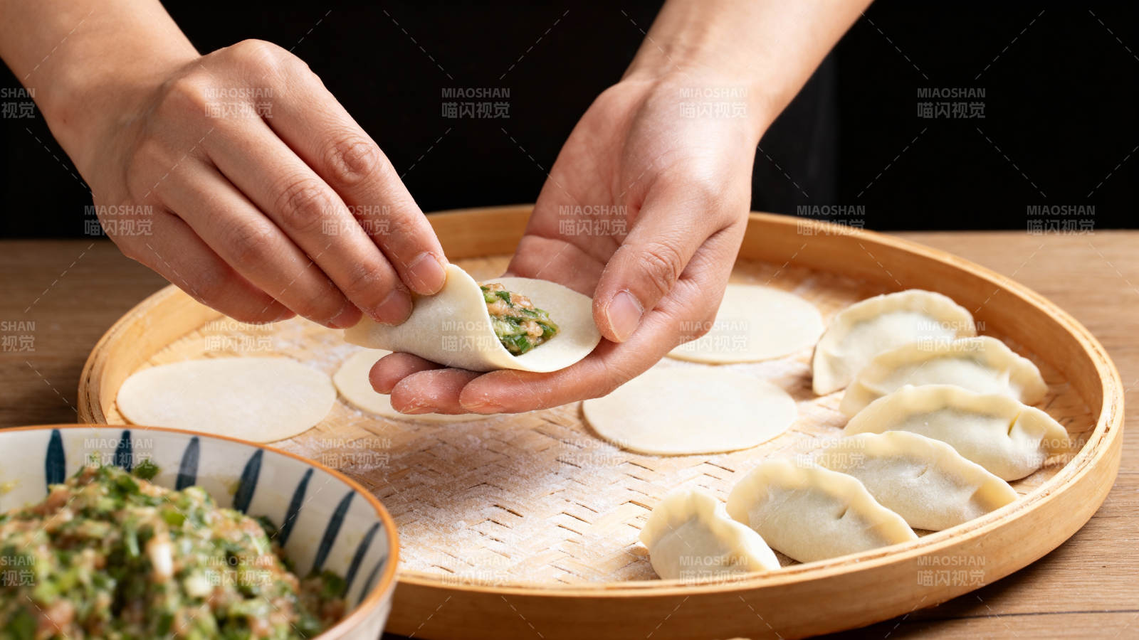 包饺子的双手图片