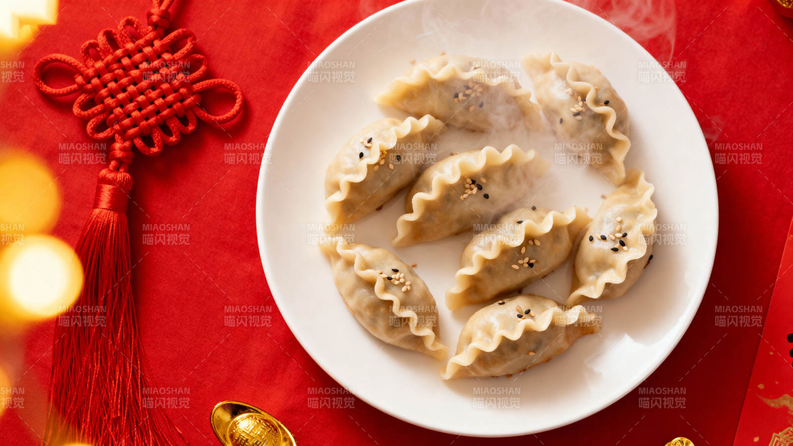 热腾腾的饺子上桌图片