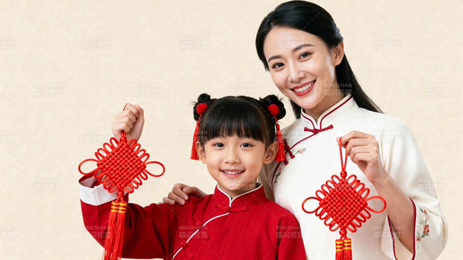 母女共庆中国年图片