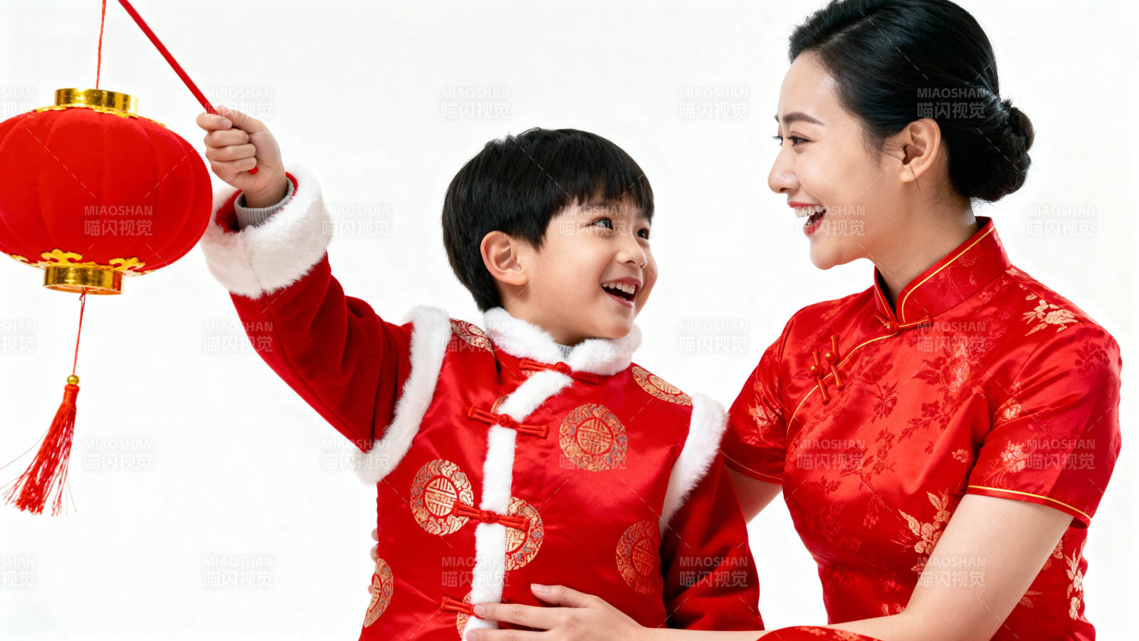 母子共庆春节图片