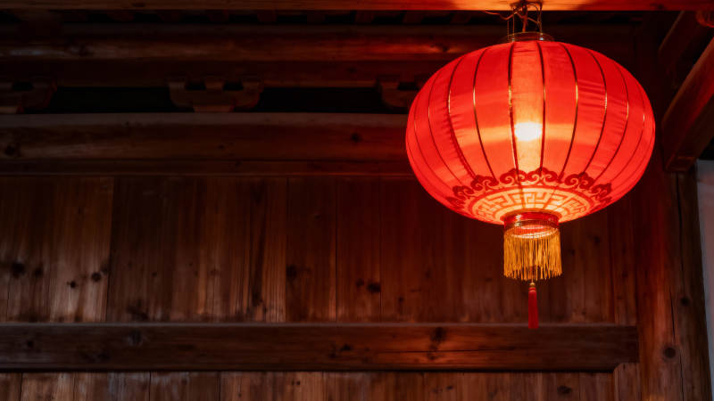 红灯笼悬木屋图片