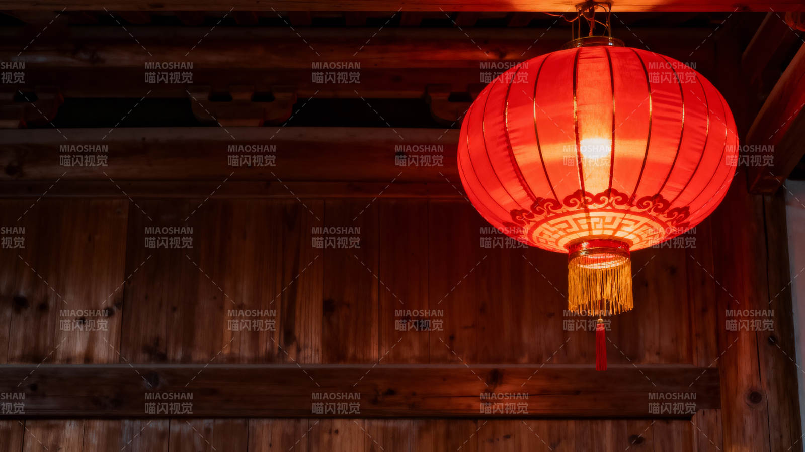 红灯笼悬木屋图片