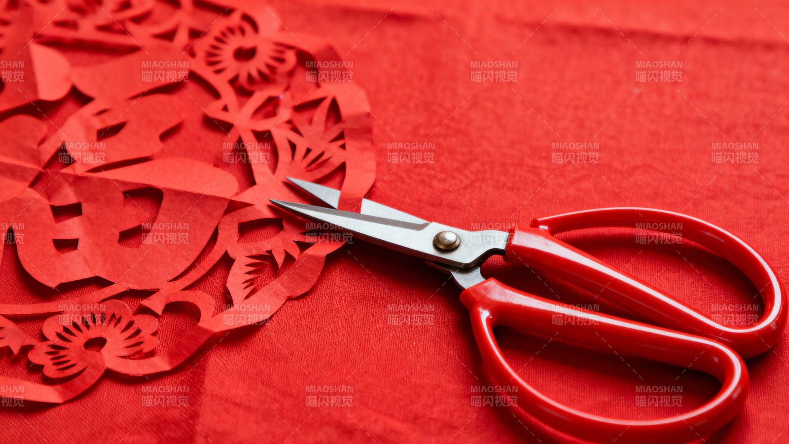 剪纸艺术与红剪刀图片