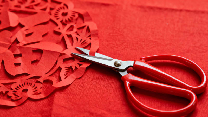剪纸艺术与红剪刀图片