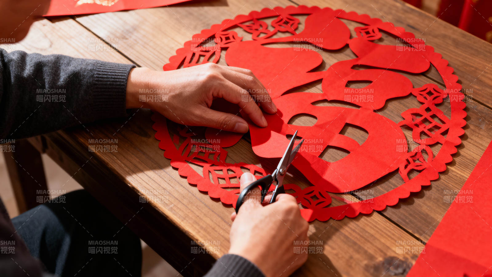 剪纸迎新春图片