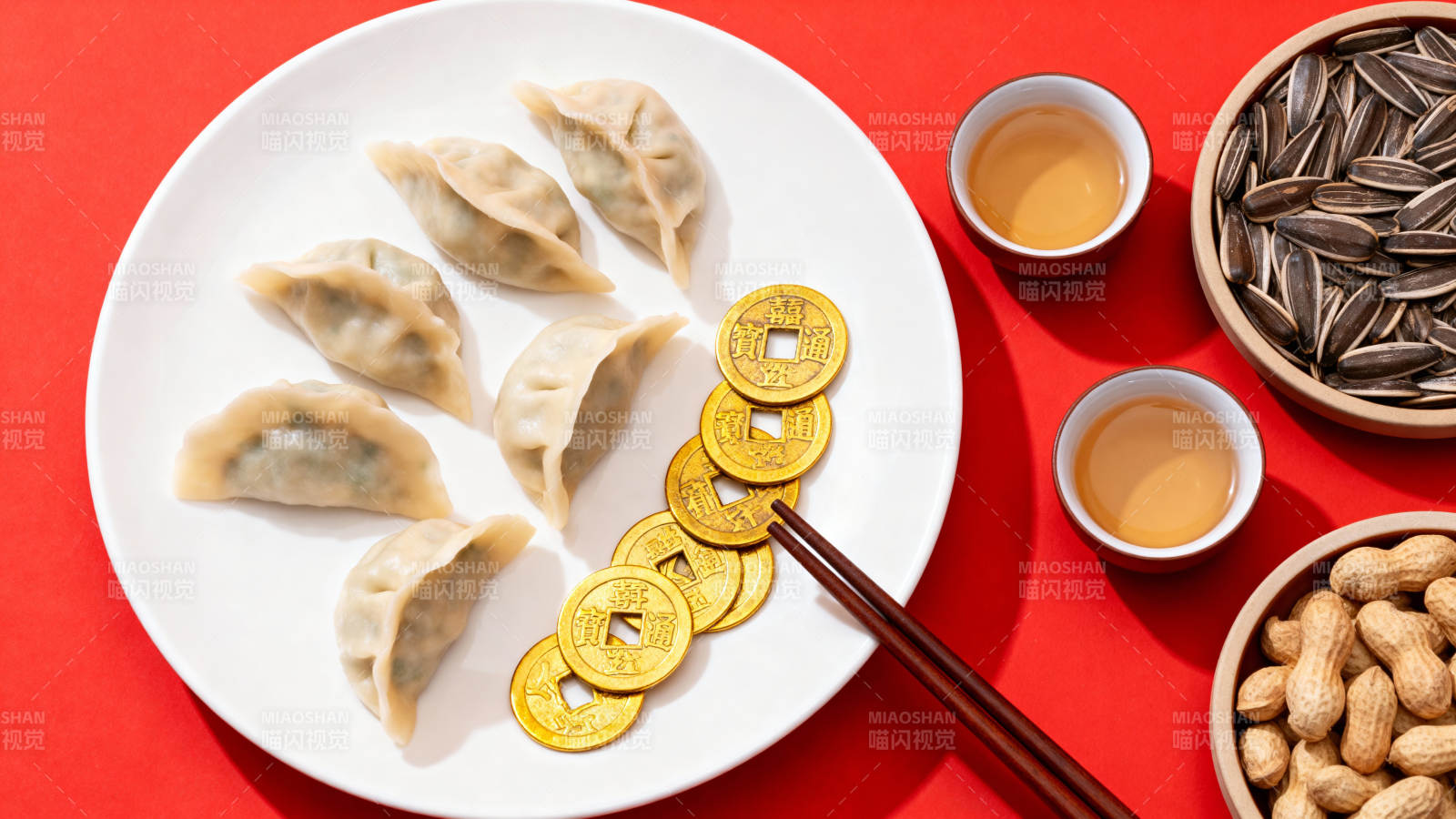 春节美食与金币图片