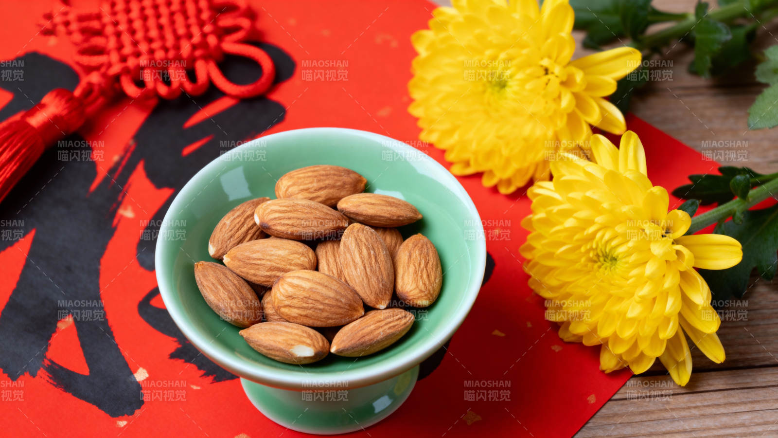杏仁与菊花静物图片
