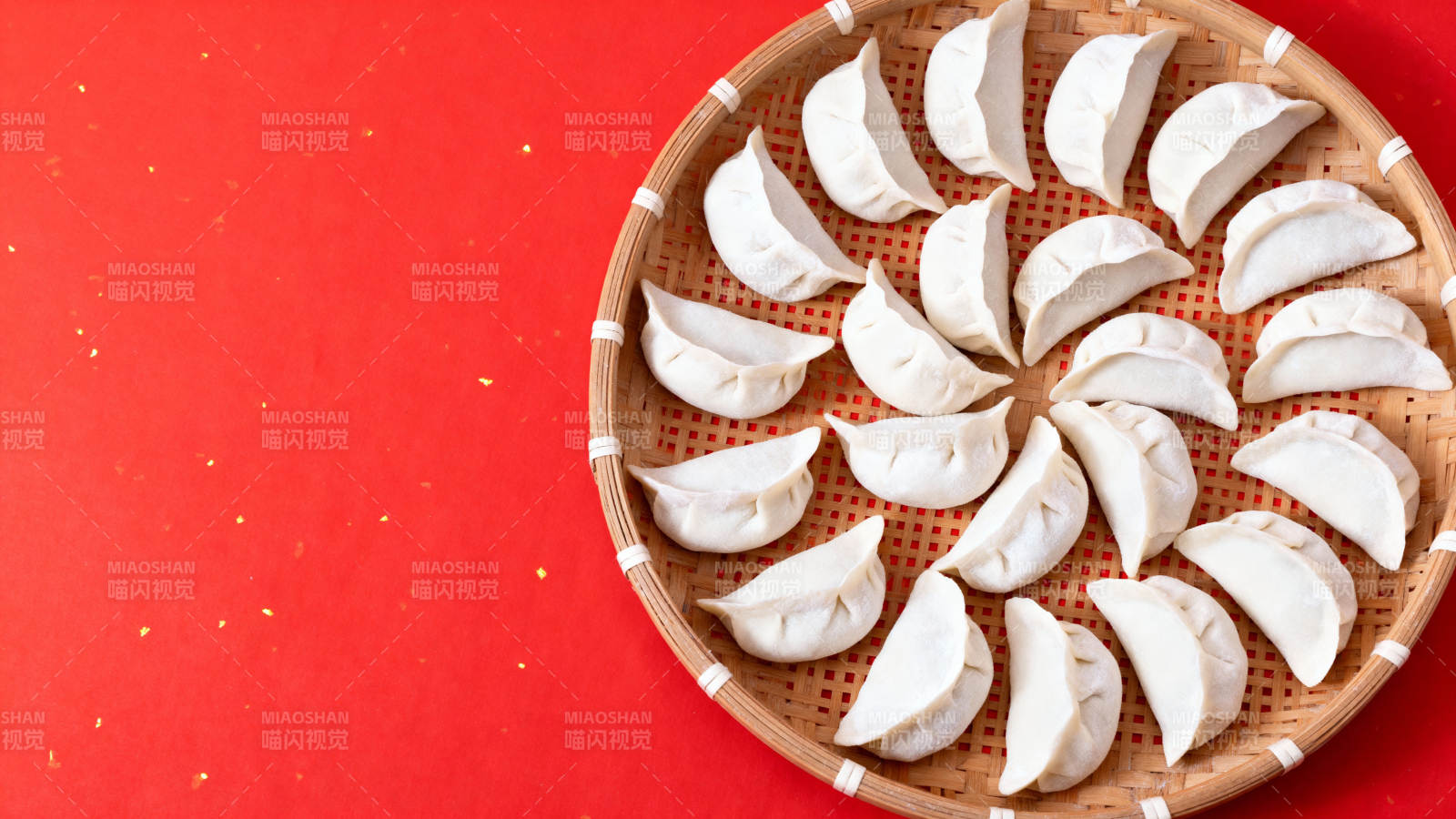 饺子盘中红底摆图片