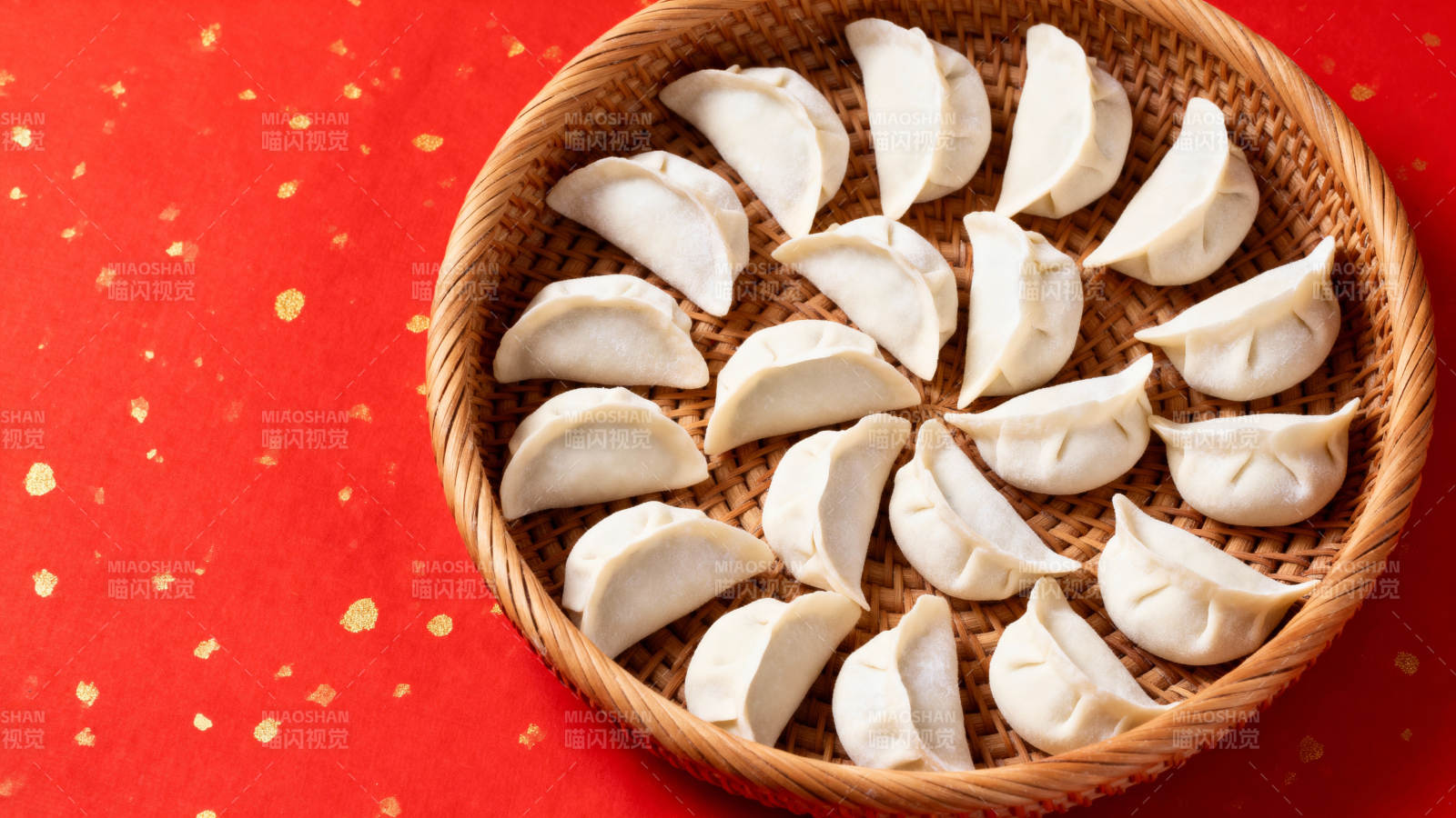 竹篮盛满饺子图片