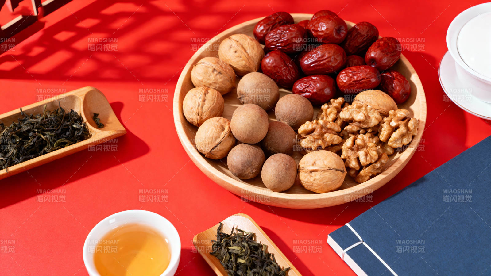 茶点果仁配红桌图片