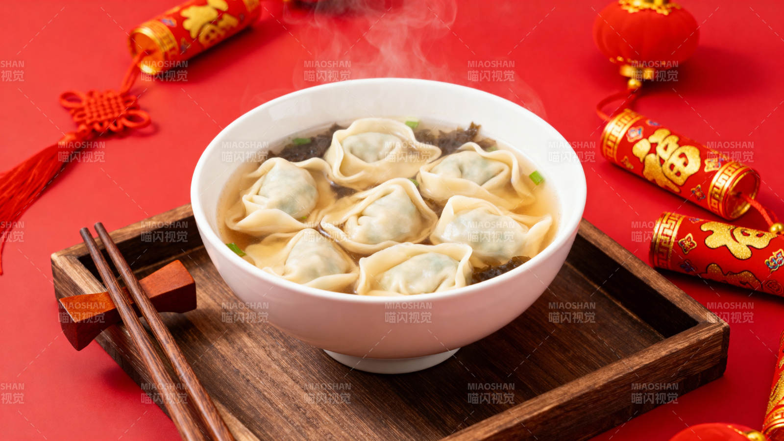 热气腾腾的饺子图片