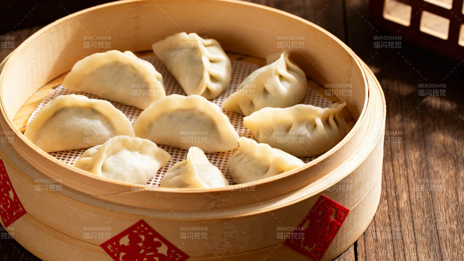 蒸笼里的饺子图片