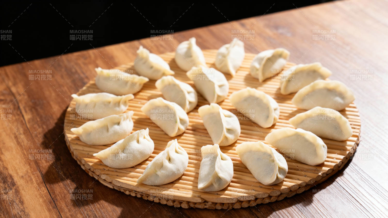 美味饺子摆盘图片