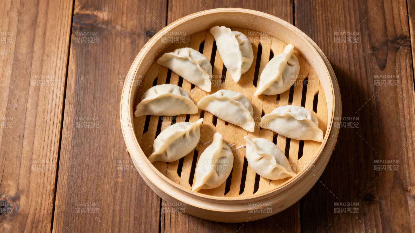 蒸笼里的饺子图片