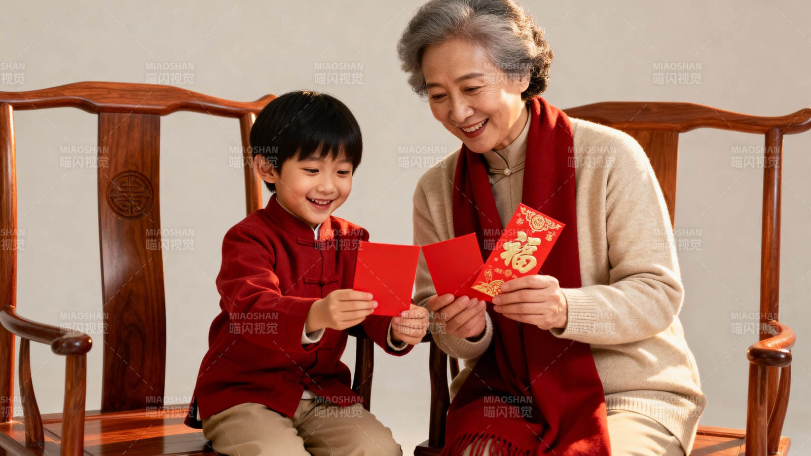 祖孙共庆春节图片