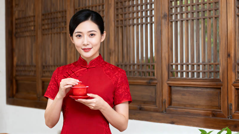 红衣女子奉茶礼图片
