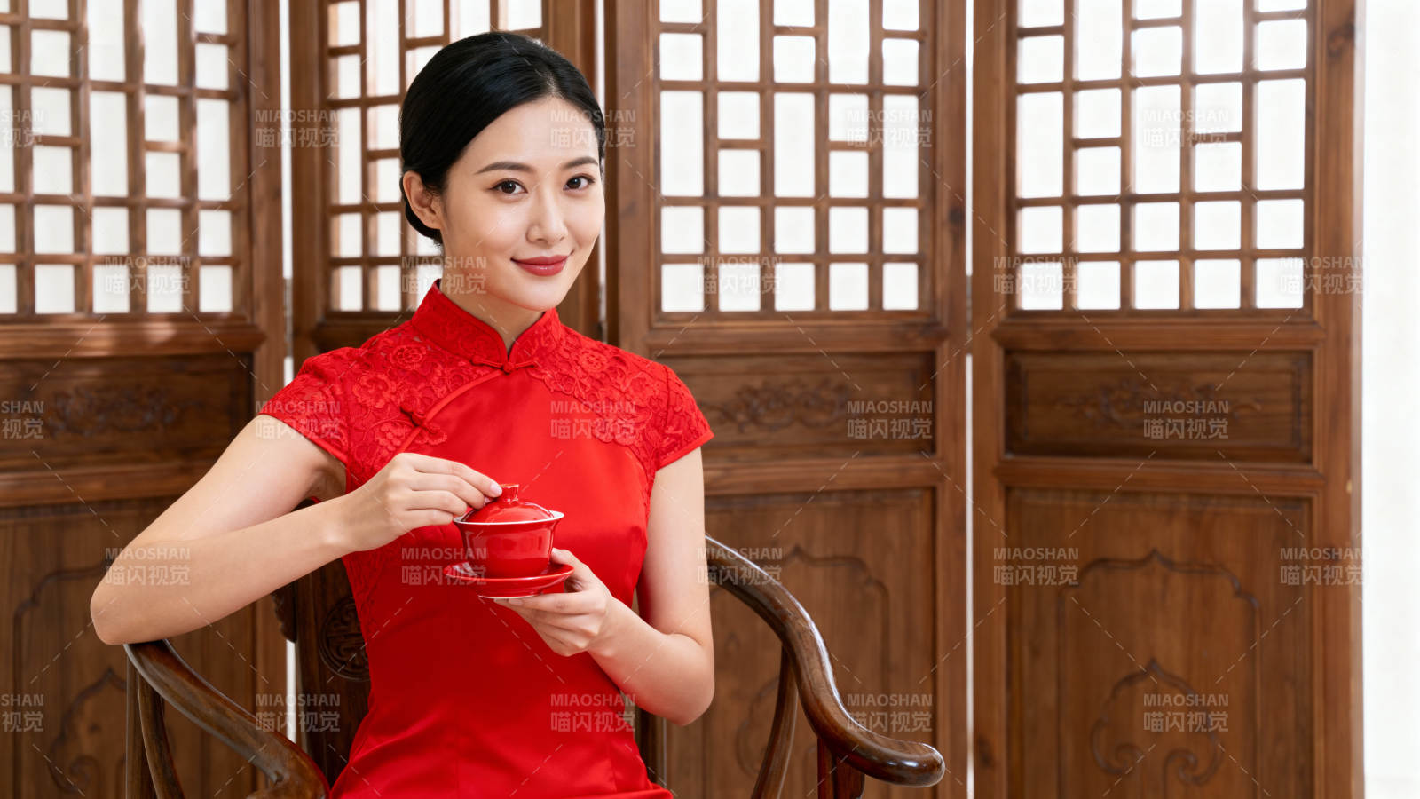 红衣女子品茶图片